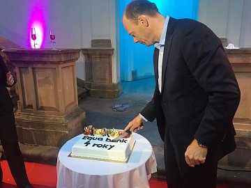 Petr Řehák, generání ředitel a předseda představenstva Equa bank, krájí narozeninový dort banky. (15.09.2015)