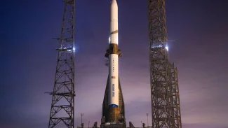 Raketa New Glenn společnosti Blue Origin připravená ke startu z floridského mysu Canaveral