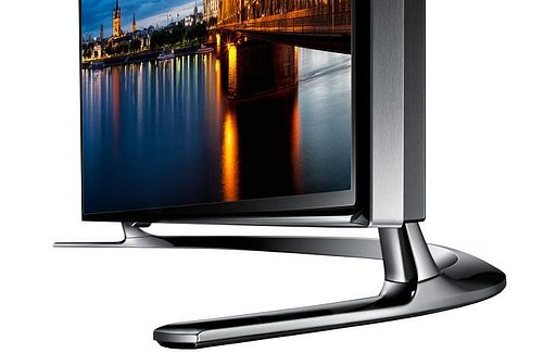 Podstavec je nesmírně elegantní, ale nepočítejte s umístěním na tradiční skříňku. Ta by musela být hluboká nejméně 280 mm.