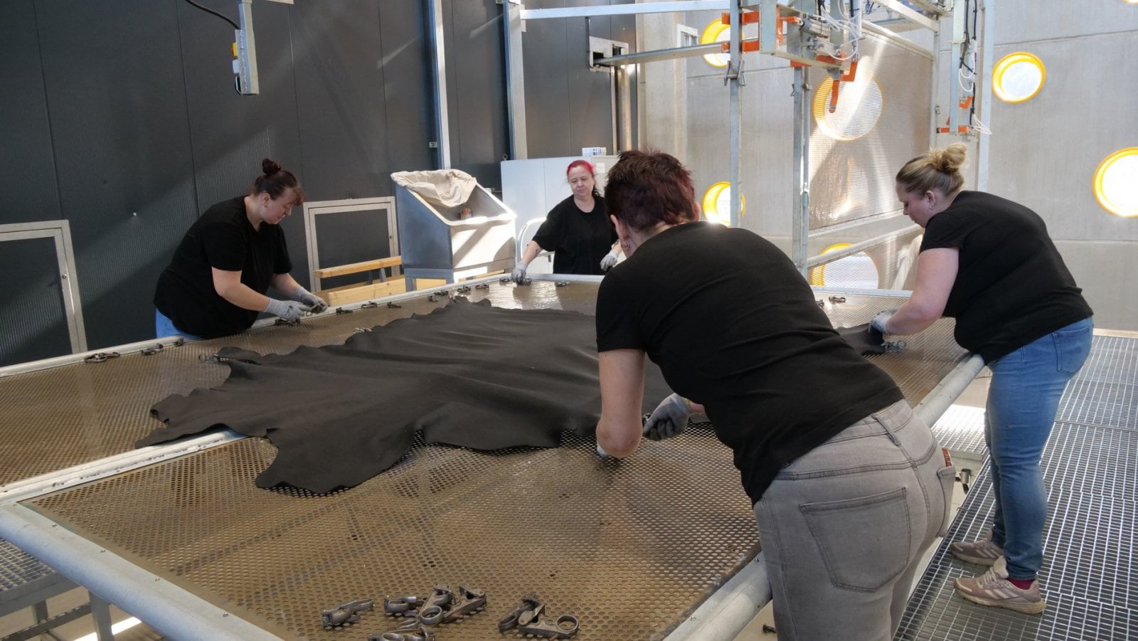 Zpracování kůží v Karo Leather