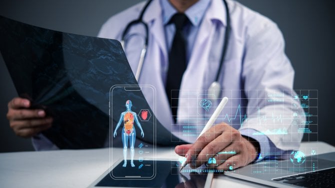 Umělá inteligence se zabydluje v českých nemocnicích. Doktoři ji používají hlavně v radiologii a kardiologii