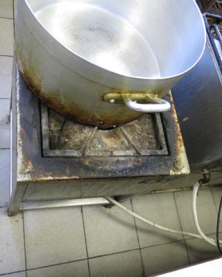 Zámecká restaurace, Dolní Rožínka -  Výrazně zanedbaný úklid. Znečištěné kuchyňské náčiní. Výrazné znečištění všech prostor. Nečistoty na stěnách. Nečistoty na podlaze. Nečistoty na regálech či zařízeních
Silně znečistěná chladicí zařízení (nejsou jiné skladovací prostory). Uzavřena pouze část provozovny - kuchyň.