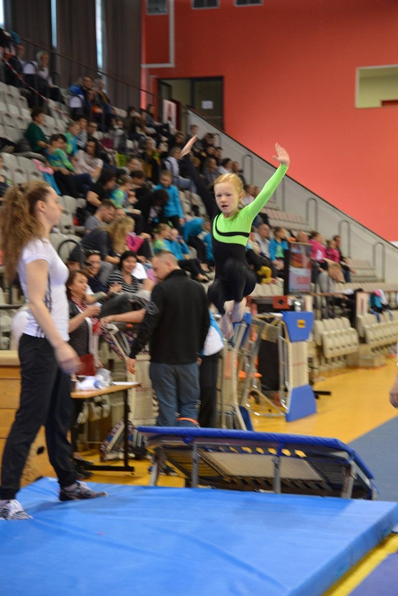 Tento záběr je lepší, ale stále nic moc. Zde je vidět efekt příliš dlouhého času závěrky (1/50), vysokého čísla F (4,5) a ISO 1600 u fotoaparátu Nikon D600. Všechno v pohybu je stále rozmazané. (Nikon D600 1/50s f/4,5 ISO1600)