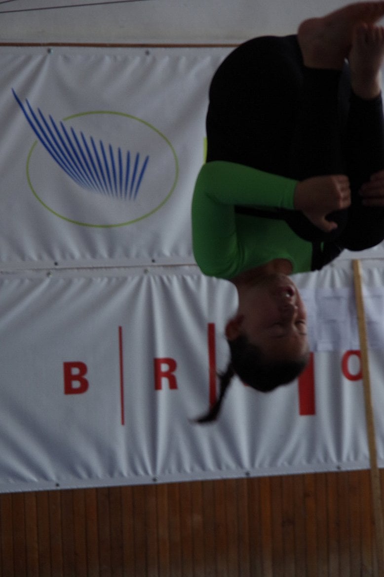 Ukázka špatné fotografie – zaostření mimo, nepovedená kompozice záběru v důsledku rychlého pohybu cvičenky. I ta bílá plocha dává zrcadlovce zabrat. Všimněte si také, že rozmazání pohybu je na hraně, při rychlosti závěrky 1/500 by to mělo být již v pořádku. (Pentax K-S2, 1/400s f/5,6 ISO1000)