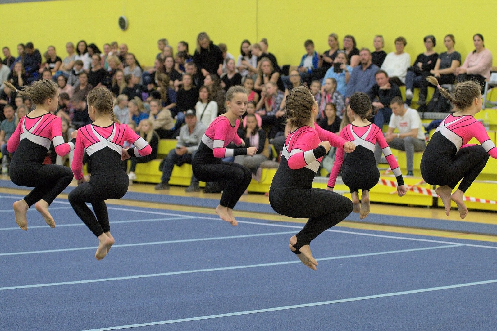 Ale pak se začnou objevovat kousky, jako tento – perfektní načasování, zmrazené vše, co šlo, pozadí rozmazané. A to už je potom veseleji... (Pentax K-S2, 1/500s f/2,8 ISO3200)