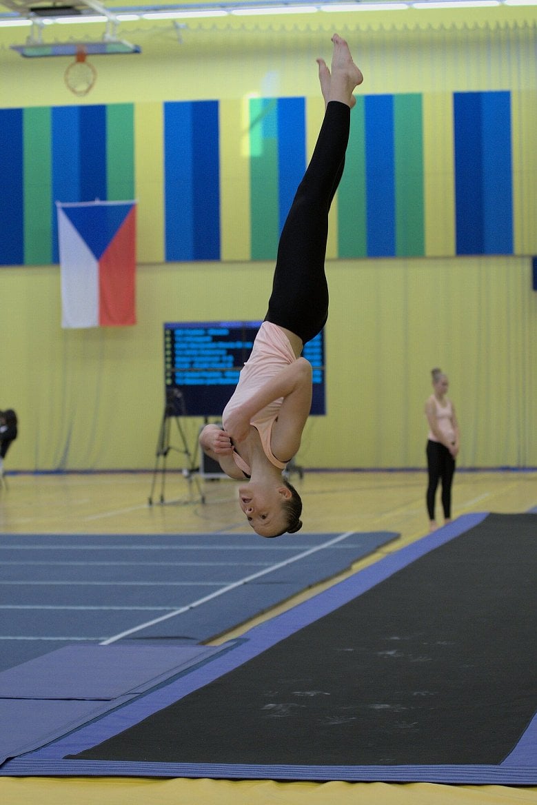 Efekt této fotografie je neskutečný – trenéři hned vidí, co je špatně a my ostatní jen žasneme nad tím, jak i v této poloze dokáže člověk stále sledovat, co se pod ním děje. (Pentax K-S2, 1/500s f/2,8 ISO800)