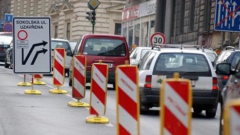 Náhledový obrázek - Automobily zamořují česká města škodlivými oxidy dusíku. Nejvíce Prahu