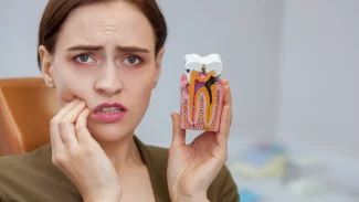 Náhledový obrázek - Zubní kaz v první fázi vypadá jako bílá skvrna. V pokročilejších stadiích může vést k infekci i ztrátě zubu