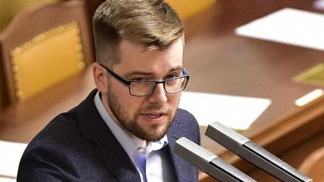 Náhledový obrázek - Piráti a SPD svolají mimořádnou schůzi k růstu platů zákonodárců, ANO je podpoří