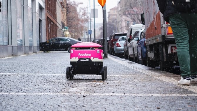 Nová doba, robot nahrazuje kurýra. Foodora v Karlíně zahájila ve spolupráci s McDonald’s pilotní provoz autonomního rozvozu jídla