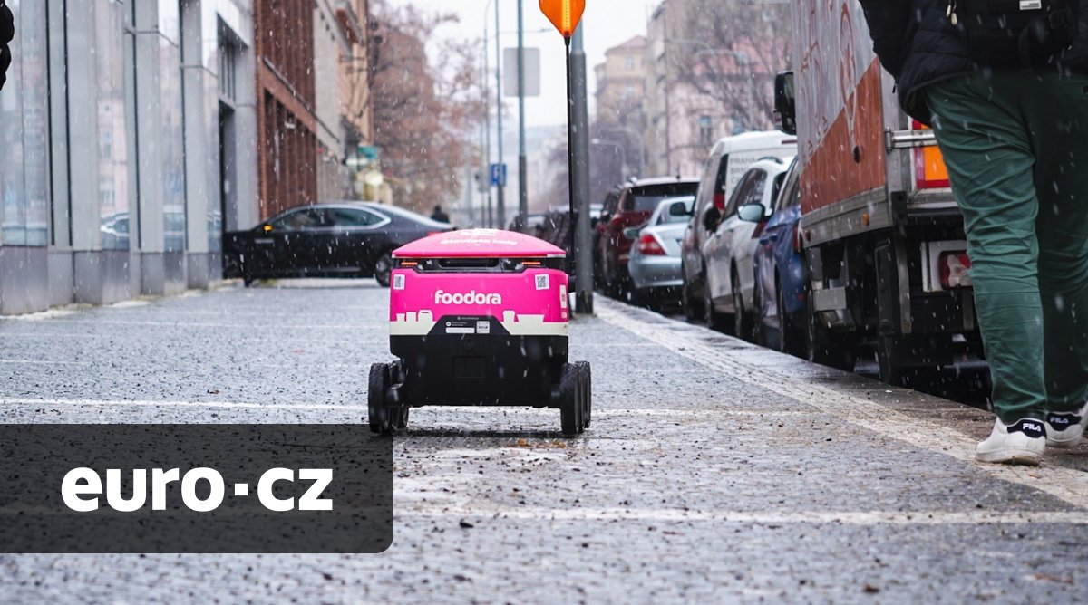 Nová doba, robot nahrazuje kurýra. Foodora v Karlíně zahájila ve spolupráci s McDonald’s pilotní provoz autonomního rozvozu jídla