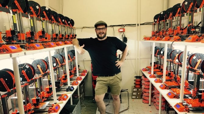 Josef Průša získal prezidentské vyznamenání. Český otec 3D tisku začínal ve sklepě, dnes jej zná celý svět