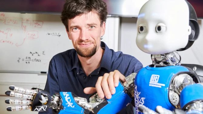 Matěj Hoffman (ČVUT) a robot iCub