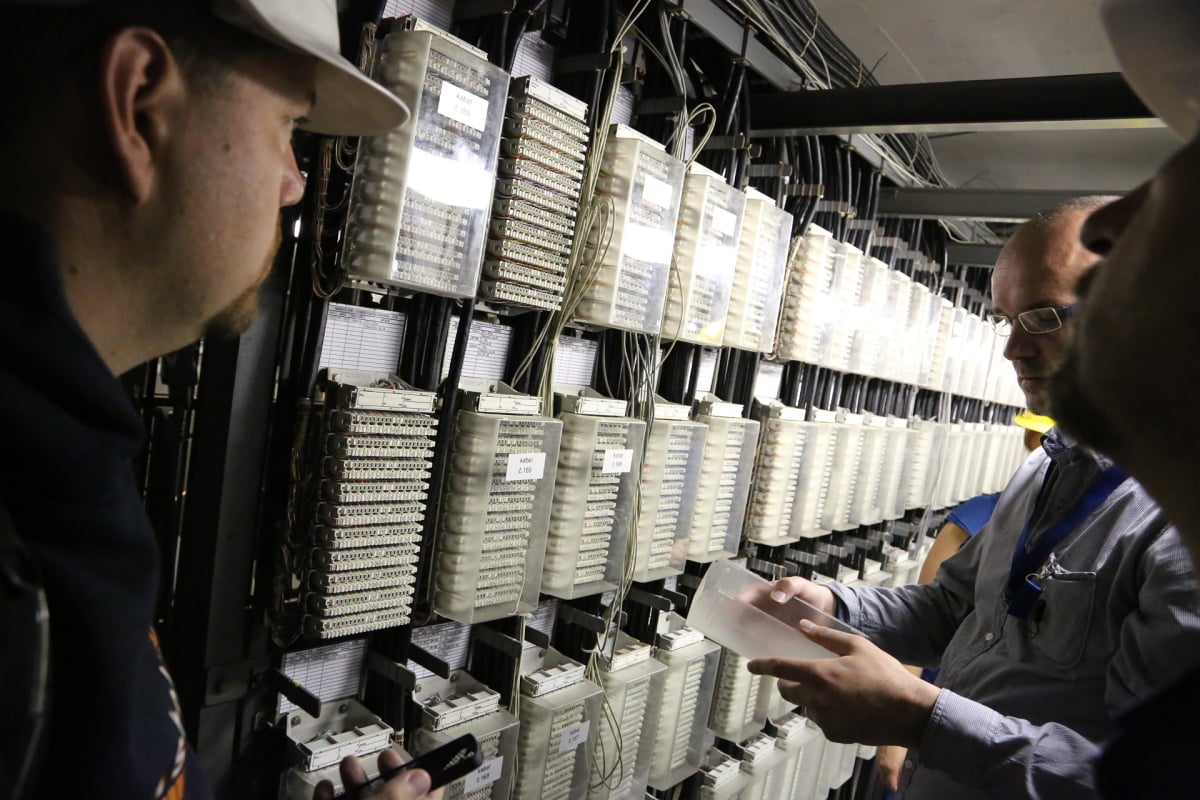 A novější typ svorkovnice se zářezovou technologií. Ta umožňuje připojení neodizolovaného vodiče: do V profilu se nasune žíla i s vnější izolací a V profil ji prořízne. Ušetří se tak hodně času technika, který nemusí žíly nejprve izolace zbavovat.