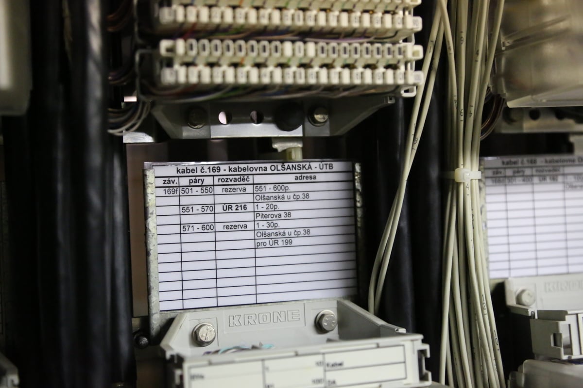 Optika i metalika 20 metrů pod zemí. Kolektor CETINu