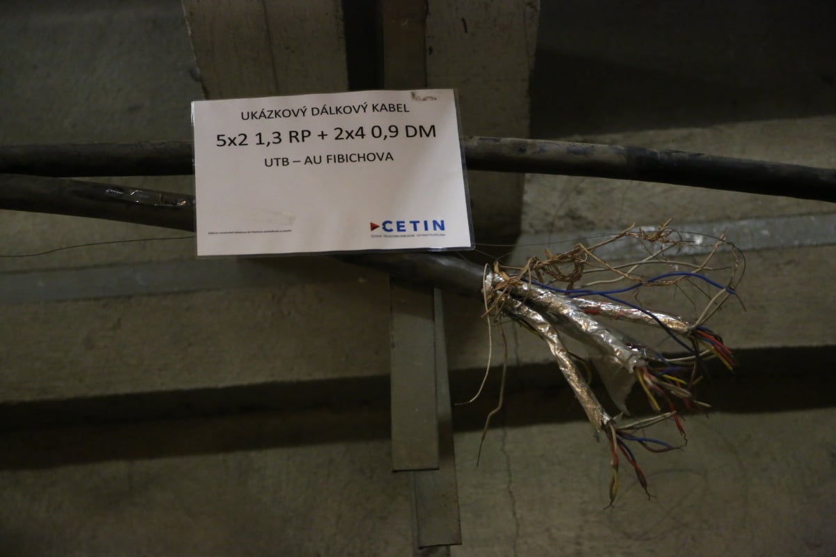 Optika i metalika 20 metrů pod zemí. Kolektor CETINu