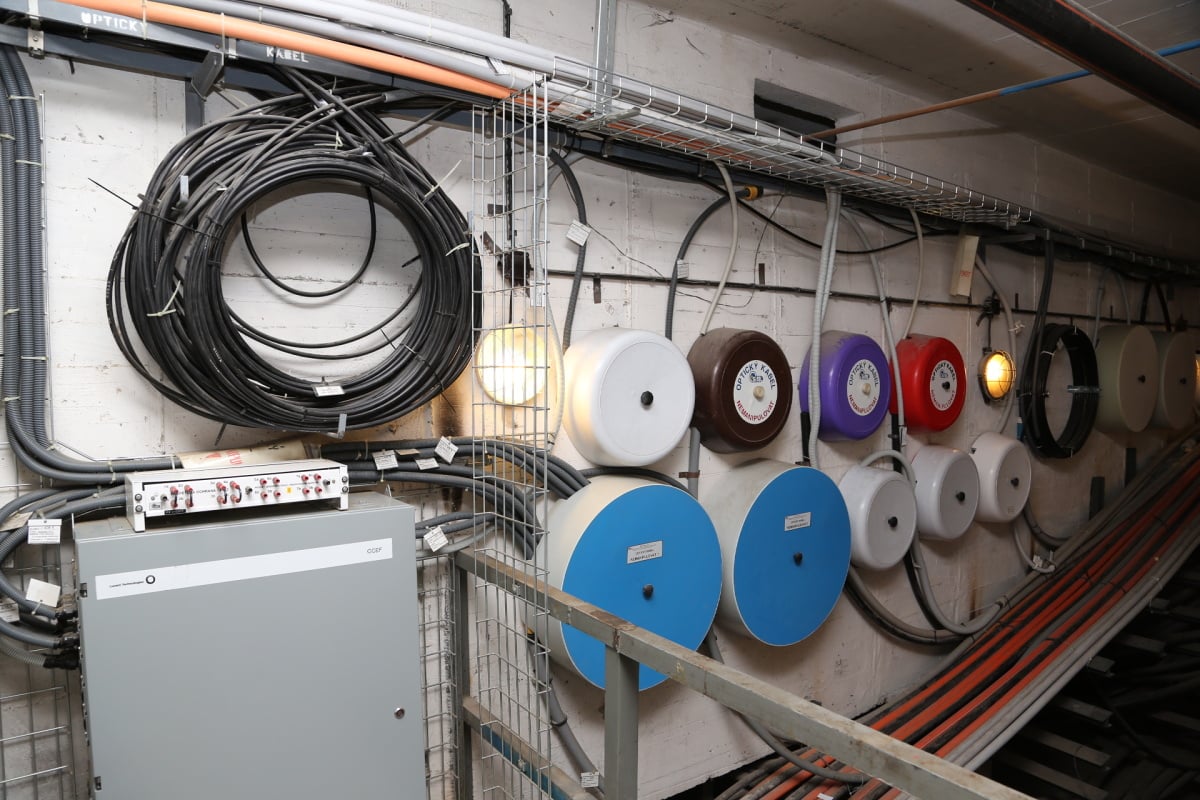 Optika i metalika 20 metrů pod zemí. Kolektor CETINu