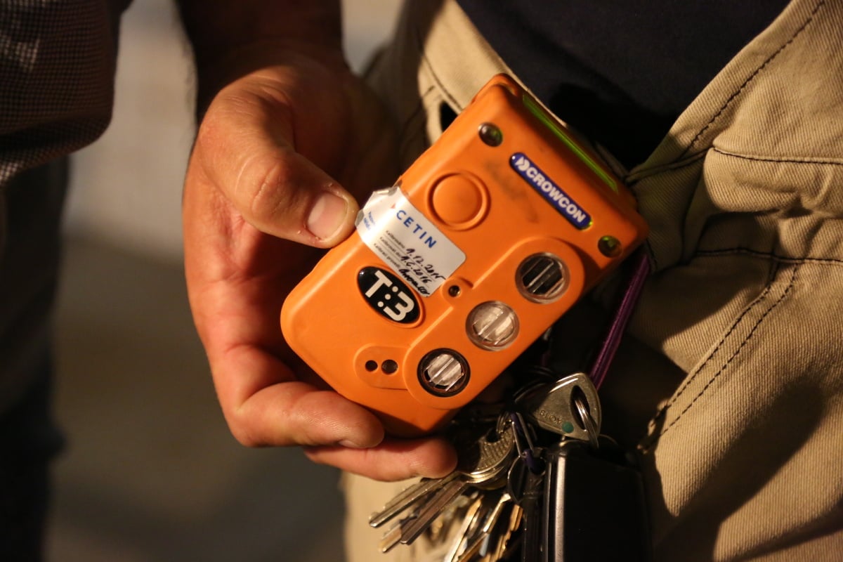 A tohle je "kanárek". Po celou dobu hlídá, jestli se zdejší vzduch dá dýchat a jestli v něm nejsou nějaké škodlivé plyny.