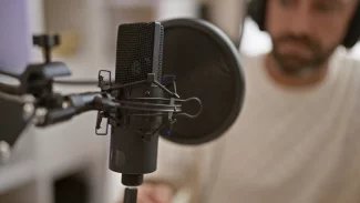 Studiový mikrofon v držáku