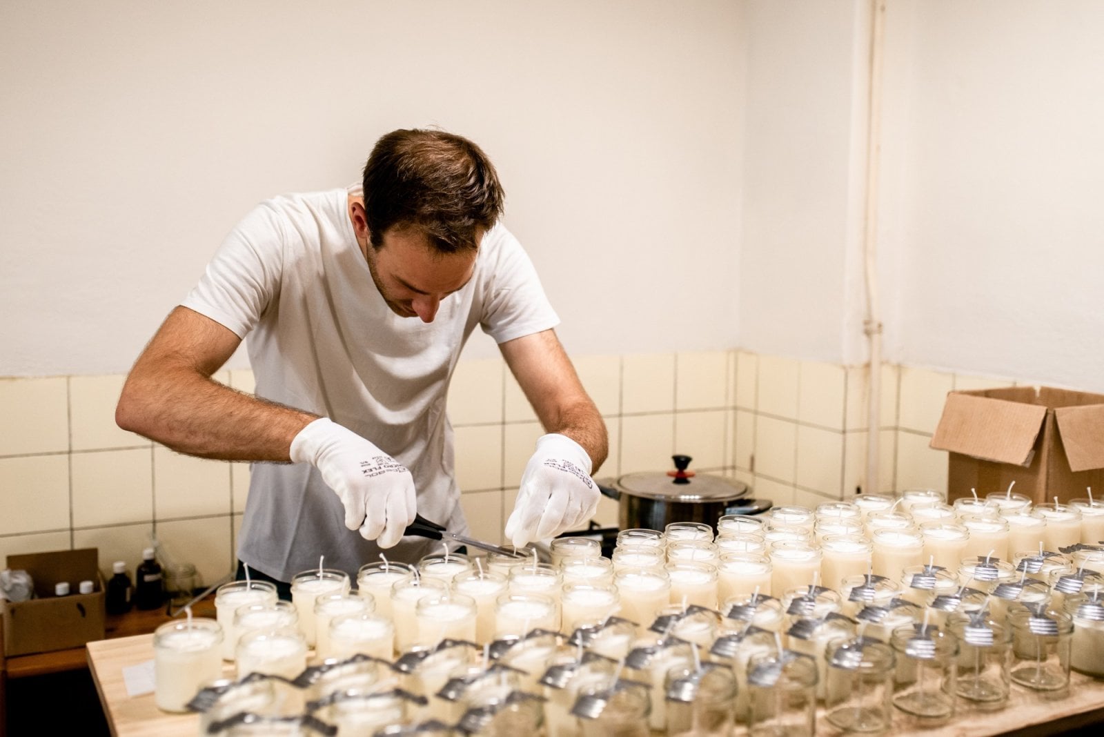 Michael Schmidt z Rozvoněno při výrobě svíček