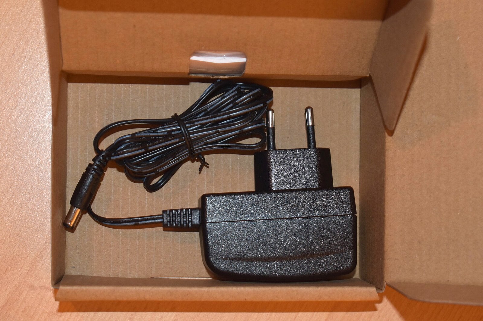 Zdroj, 12V 1A, barrel konektor