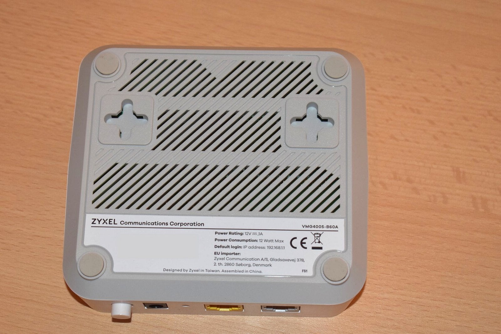 Zadní strana terminátoru, zde se opět hlásí k ZYXELu; IP adresa je sice na štítku vytištěná, ale není funkční