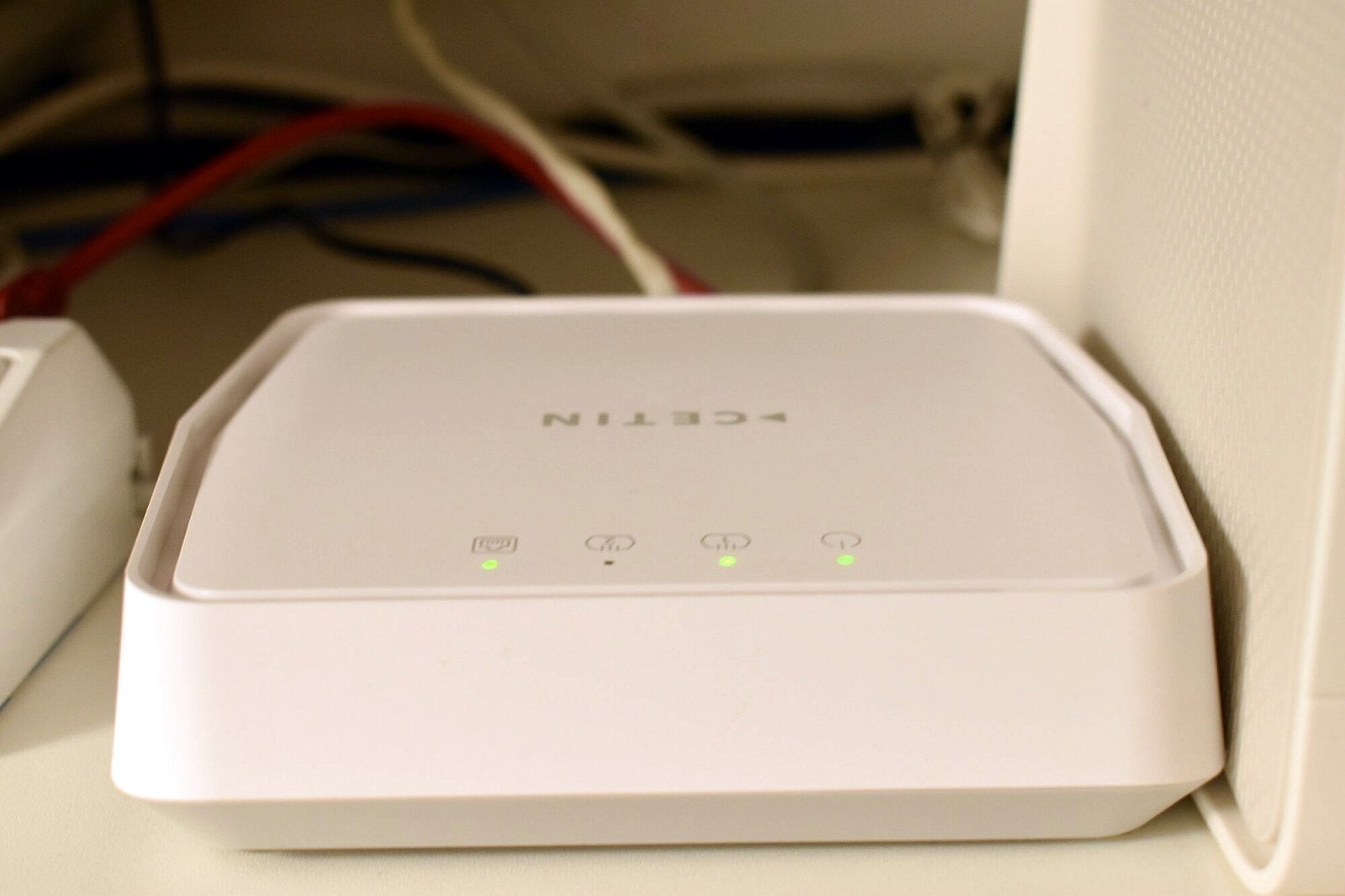 Netradiční umístění naležato, kontrolkami blíže k uživateli; popisky jsou vzhůru nohama