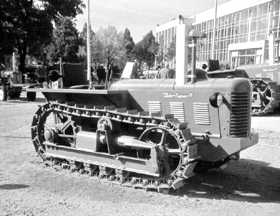 Zetor Super P (= Pásový) v expozici Mezinárodního strojírenského veletrhu v Brně. Tady se traktory pochlubily i jinými než běžně zelenými odstíny
