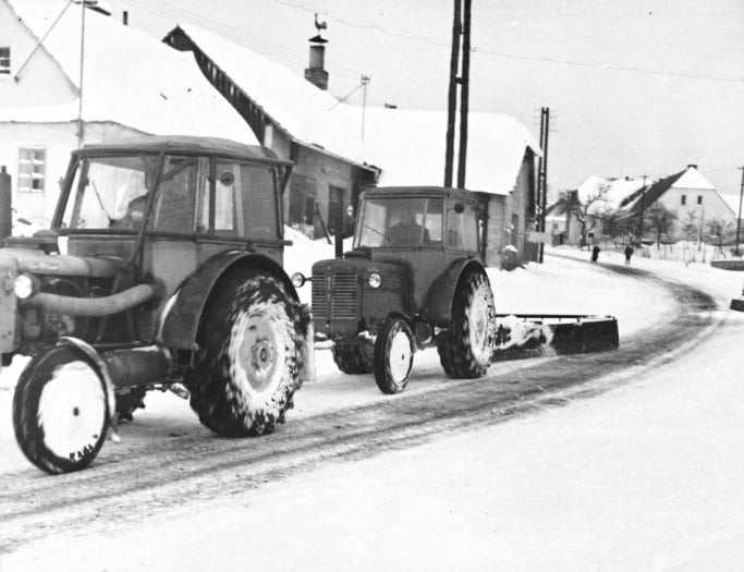Autor: Archiv Svatopluka Jíchy, se svolením Zetory v zápřahu: žádná zvláštnost, autor článku pamatuje i bafající zetor, táhnoucí dřevěný okovaný šípový pluh ulicemi města…