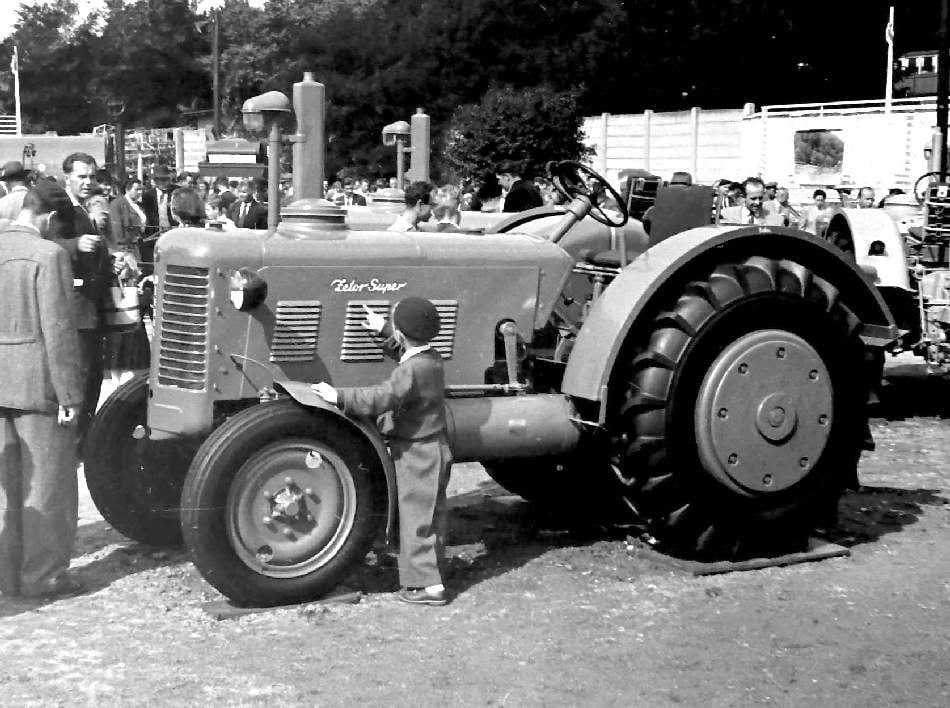 Další veletržní exponát: Zetor Super se závažími v zadních kolech a bočními křídly kapoty motoru. Na veletrhu vzbudil očekávanou senzaci…