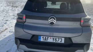 Náhledový obrázek - Videodojmy: Tenhle malý hatchback jezdí za šest litrů, odveze čtyři lidi a nestojí ani 400 tisíc