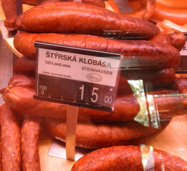 Štýrská klobása obsahuje méně masa a více tuku, než bylo uvedeno na obale výrobku. Výrobce: STEINEX, Brno. Místo kontroly: PRAMEN - BRNĚNKA, Brno