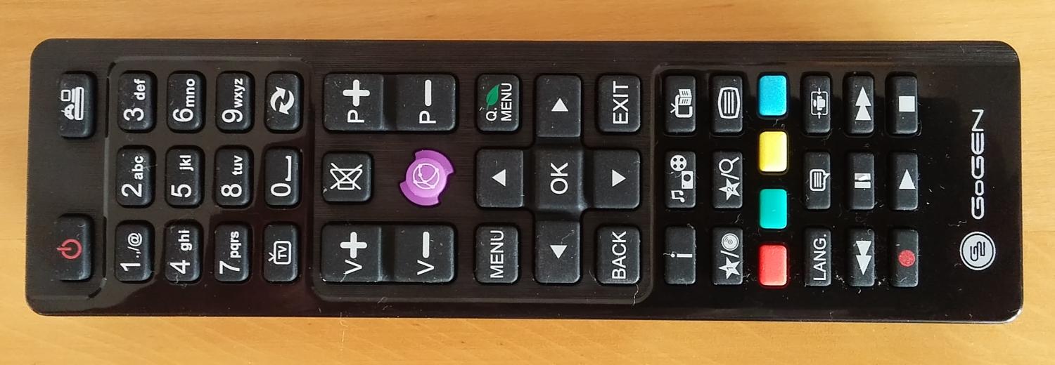 Rozložení i čitelnost tlačítek je povětšinou výborná! Příjemně je umístěno ztlumení zvuku, EPG je bohužel bokem těsně nad teletextem, resp. nad modrým teletextovým tlačítkem. Uprostřed je tlačítko přístupu k chytrým funkcím, které ovšem tento přístroj nevyužije. Celkově ale vzato výborný ovladač na takovéhoto prcka!