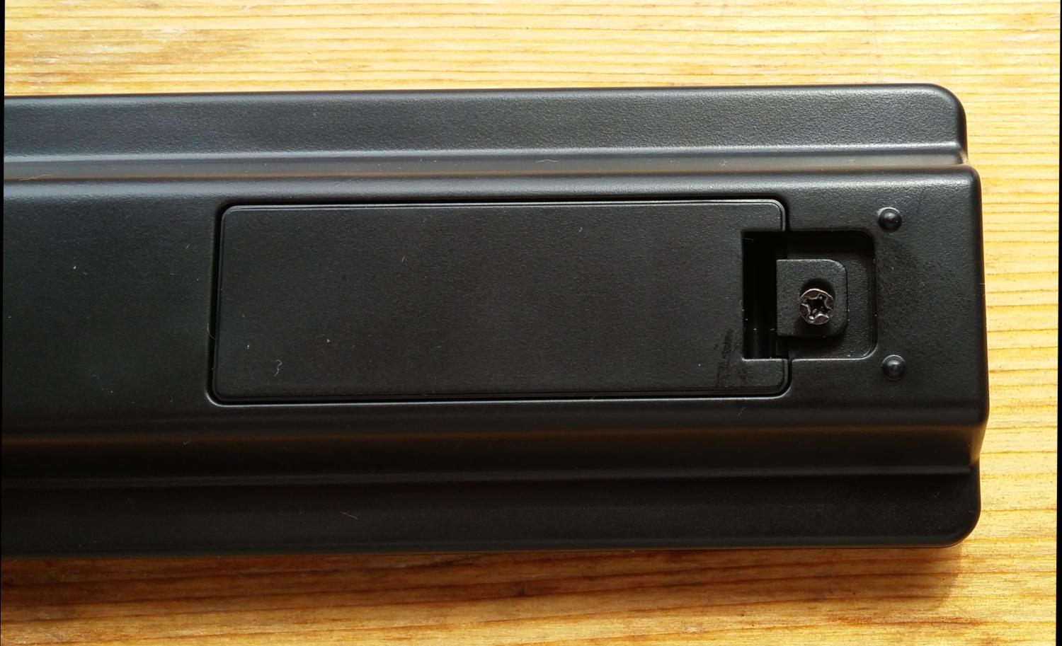 Kryt baterií je pojištěn šroubem, což není obvyklé, ale v tomto případě velice rozumné.