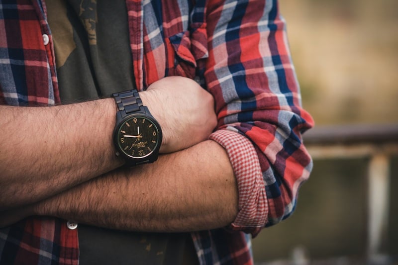 Pavel Tesařík prorazil s dřevěnými hodinkami značky WOOWA.