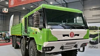 Náhledový obrázek - Hybridní už je také Tatra. Vzduchem chlazenému dieselu o výkonu 408 koní pomáhá elektromotor nabízející dalších 680 koní