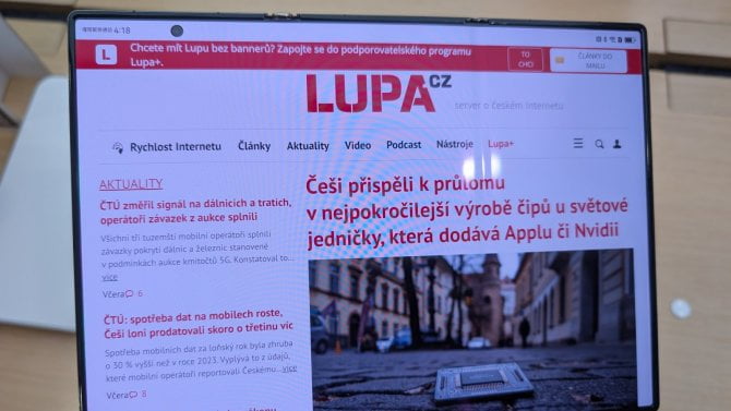 Takto vypadá Čechům a světu zapovězený telefon z Číny, který lze dvakrát složit