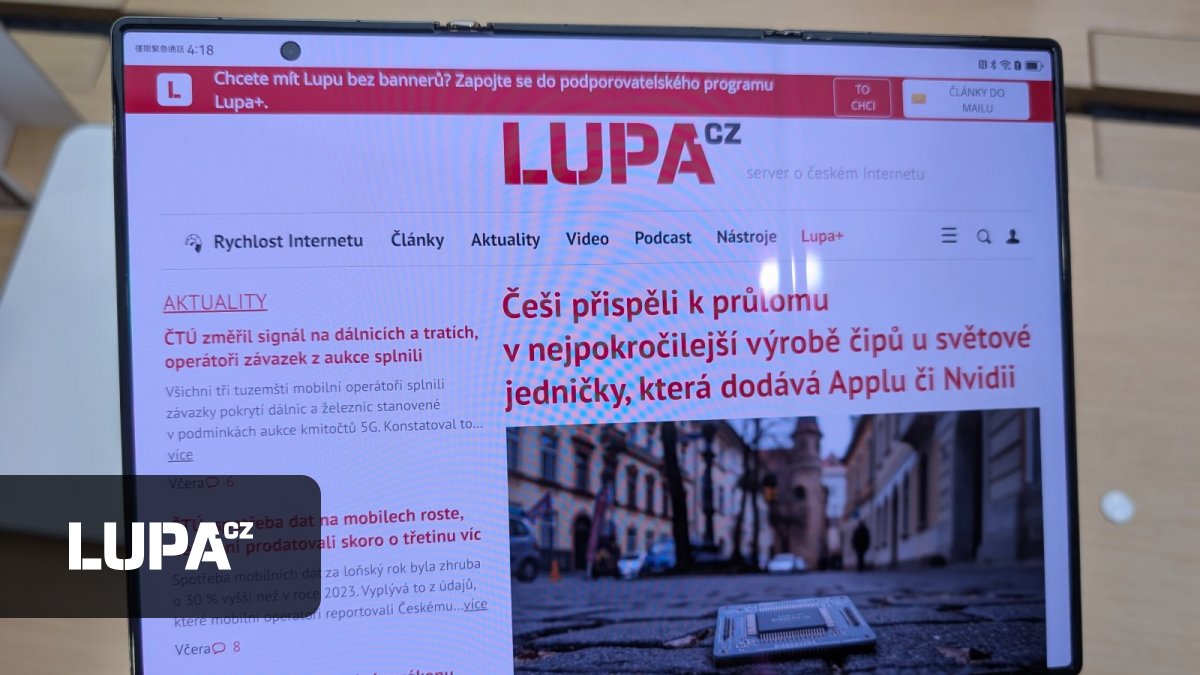 Takto vypadá Čechům a světu zapovězený telefon z Číny, který lze dvakrát složit