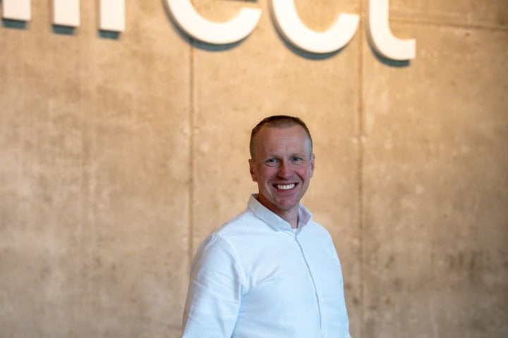 Autor: Direct auto Muž v bílé košili stojí před zdí.