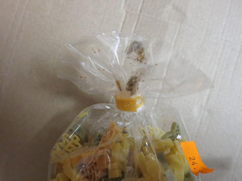 Christmas Pasta. Kategorie: Nebezpečné potraviny. Nevyhovující parametr: biologické příměsi, obal. Ve všech hodnocených baleních výrobku se vyskytovali škůdci ve všech vývojových stádiích. Obaly výrobků byly znečištěny činností škůdců (pavučinky). V regále s těstovinami byl zjištěn výskyt mrtvých škůdců, provozovna nebyla udržována v čistotě. Místo kontroly: My Chau Tran Thi, Teplice