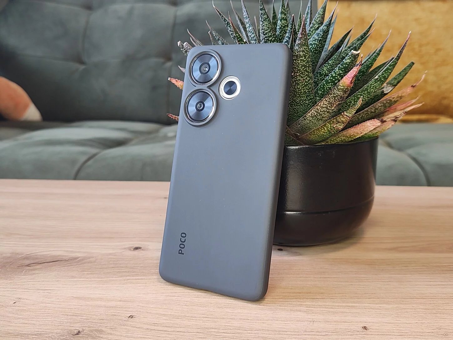 Nasazením ochranného krytu uděláte z F6ky nudnou šedou placku