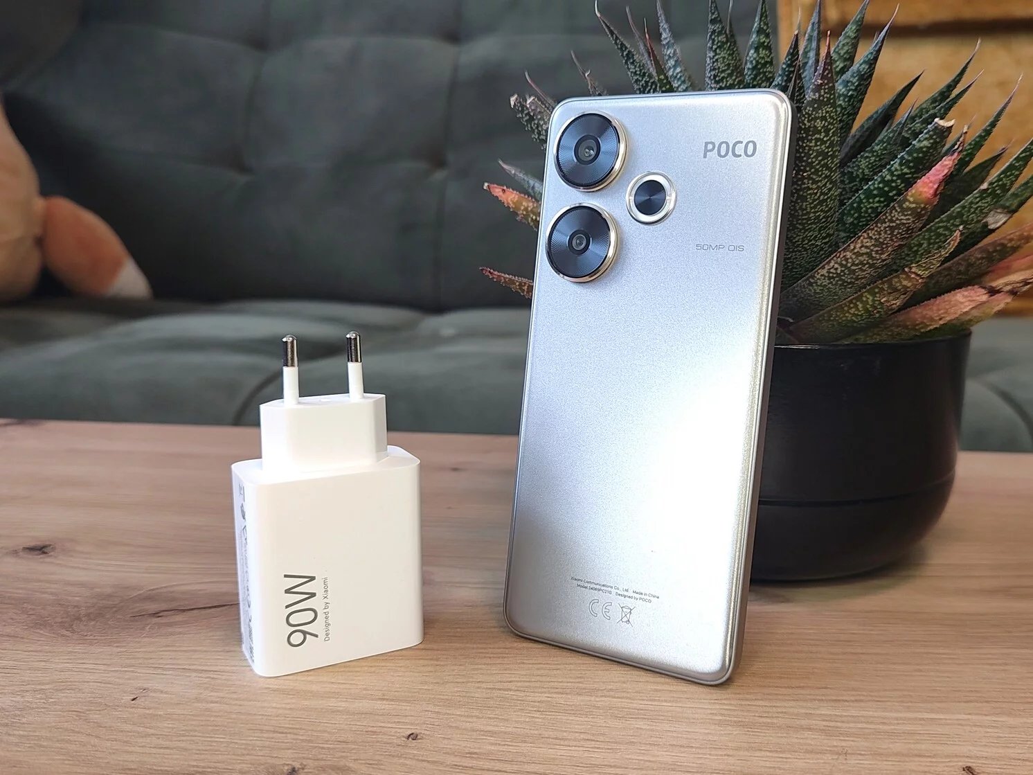 Poco F6 nabijete přibaleným 90W adaptérem