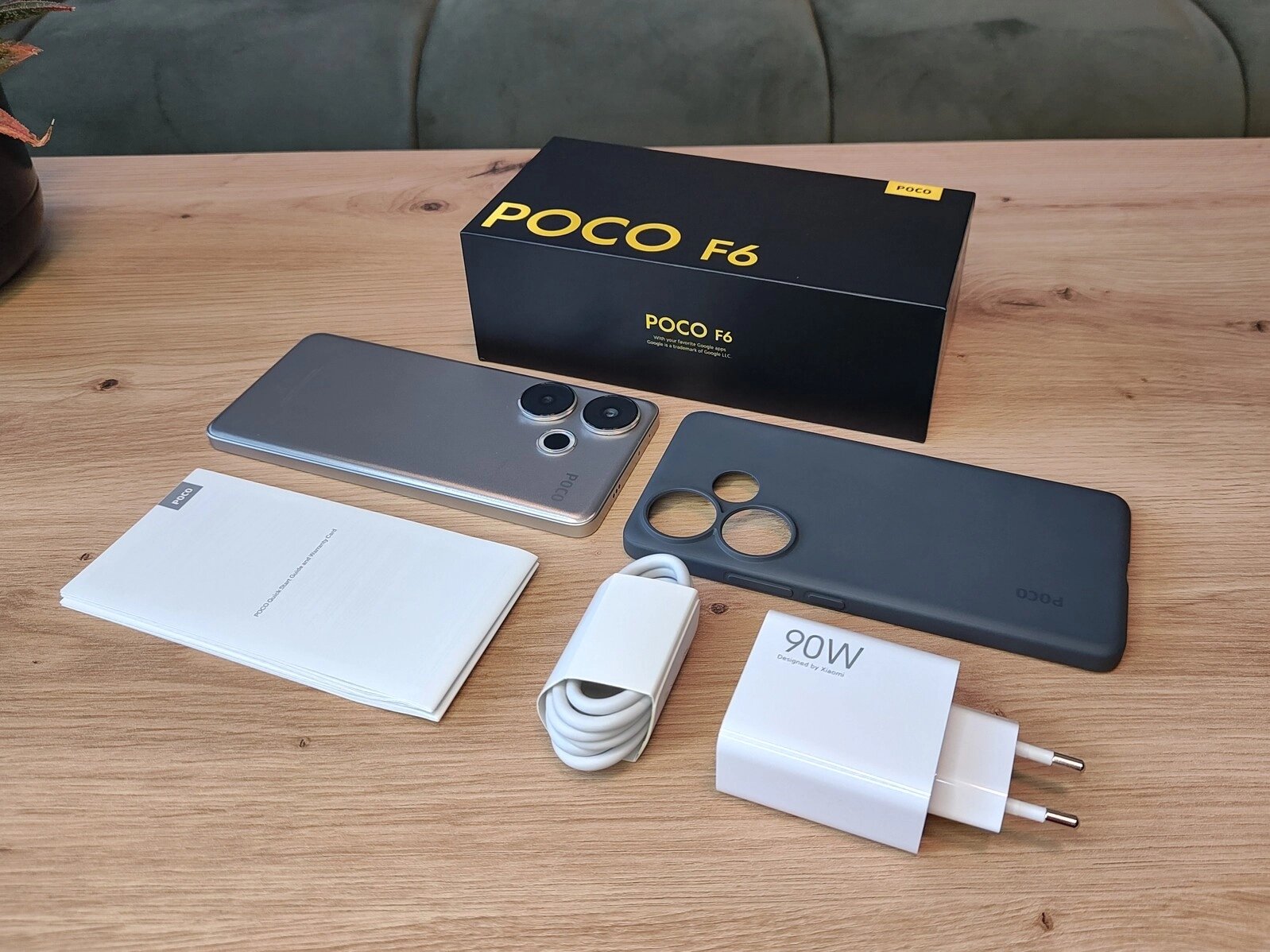 Poco vám stále do krabičky přibalí kompletní příslušenství