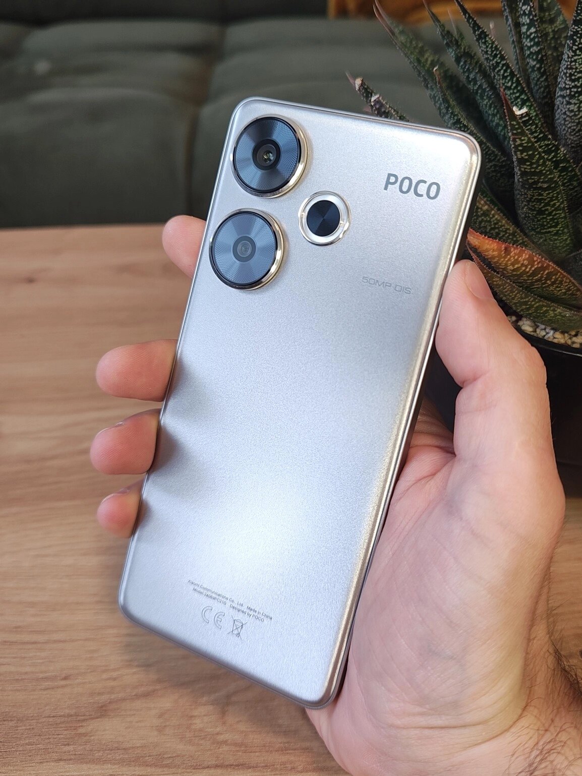 Nejvíce dominantní jsou záda telefonu