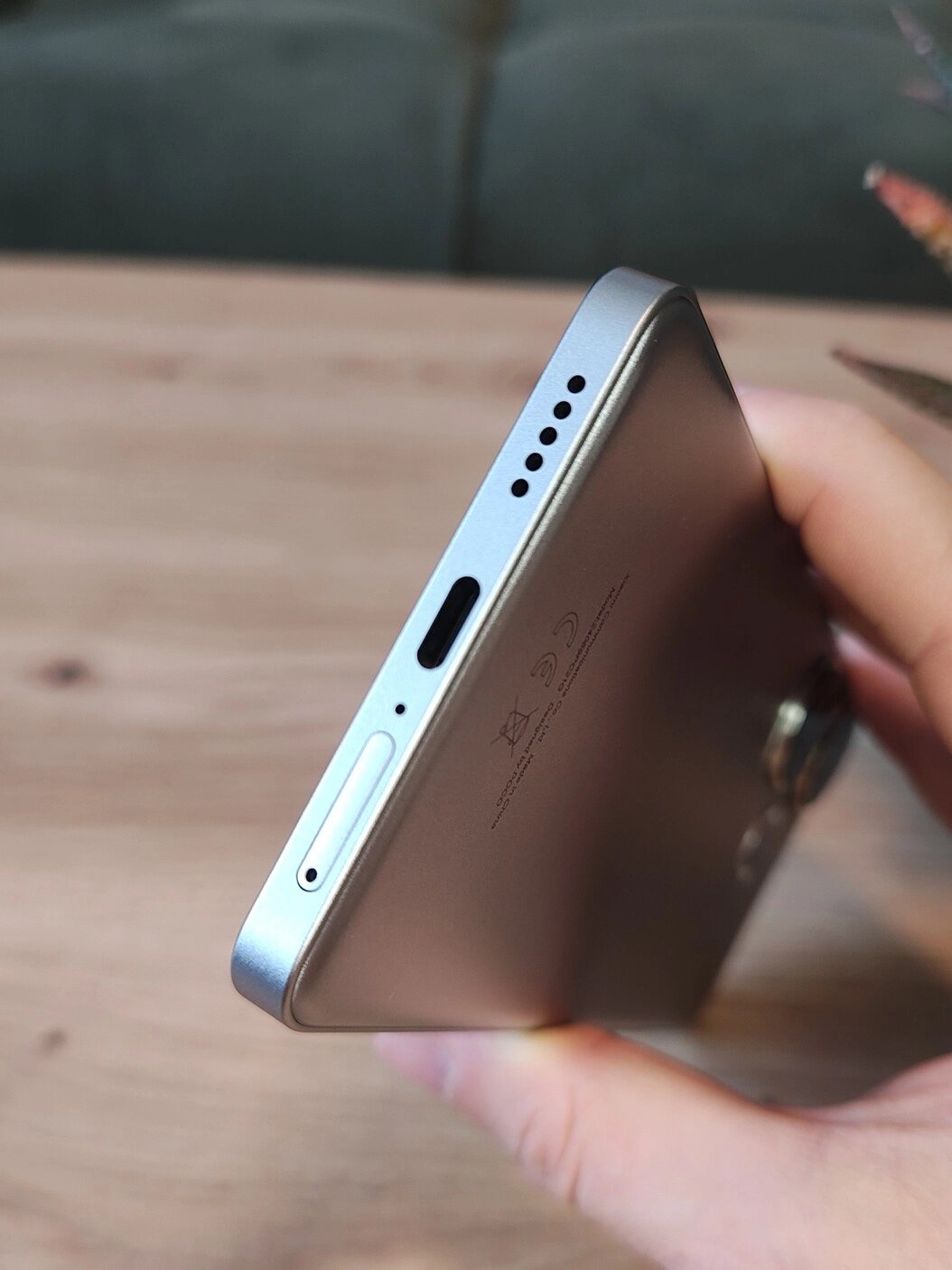 Spodní strana telefonu