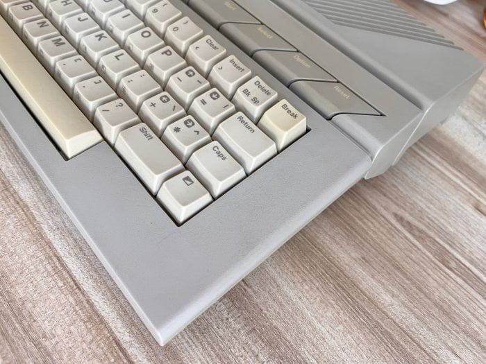 Autor: Michal Tauchman, podle licence: <a href="http://creativecommons.org/licenses/by-sa/4.0/deed.en">CC BY-SA 4.0</a> Doručený Atari 65XE.