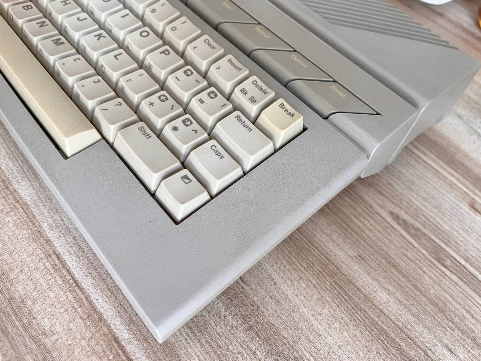 Doručený Atari 65XE.