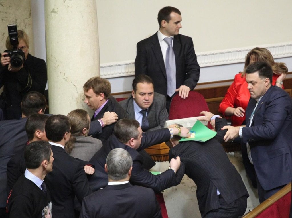 2012-08-bitka-v-ukrajinskc3a9m-parlamentu-4.jpg