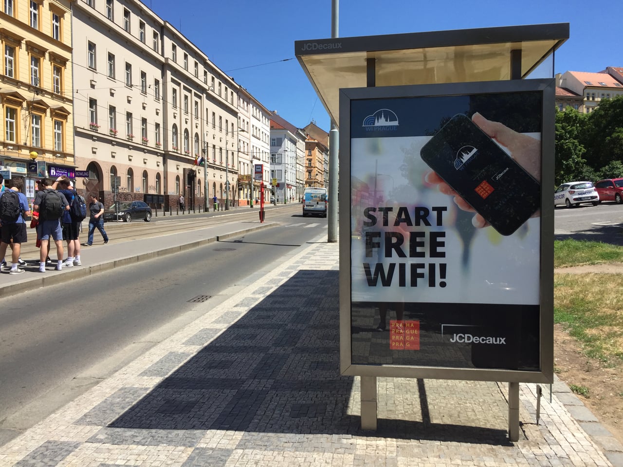 Chytré lavičky a rychlý internet na zastávkách MHD v Praze