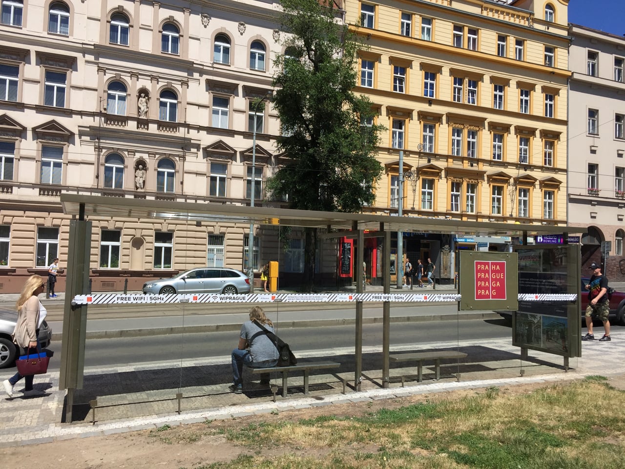 Chytré lavičky a rychlý internet na zastávkách MHD v Praze